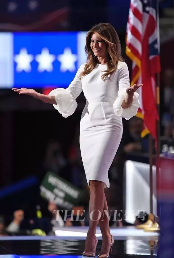 melania trump在参加美国共和党大会时,穿的白色泡泡袖裙装,甜美中也