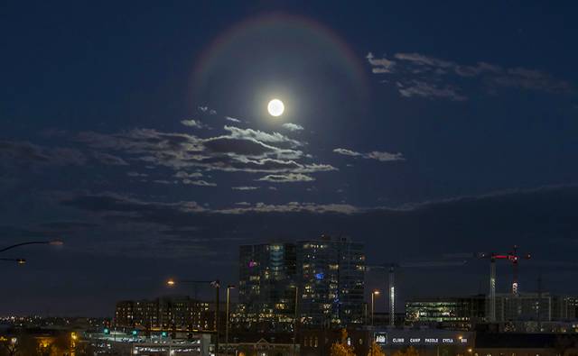 美国丹佛的超级月亮周围还出现了七彩的"月晕"!