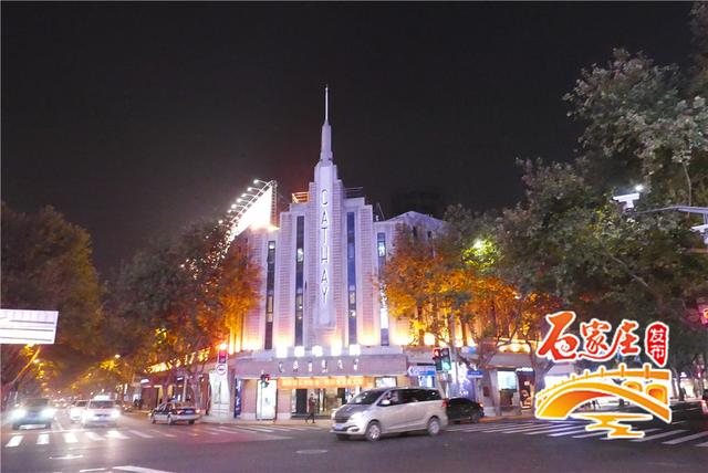 夜游上海徐家汇，古朴建筑和摩天大楼共处闹市