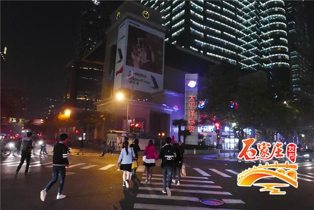 夜游上海徐家汇，古朴建筑和摩天大楼共处闹市