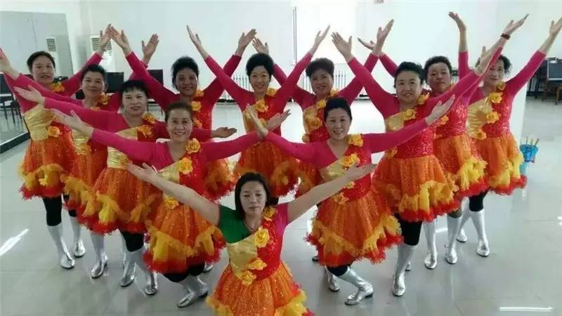 内蒙月亮舞蹈队成立于2012年,现有队员16人,平均年龄40岁,领队王华