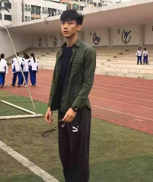 广东某中学惊现超帅的体育老师,颜值都要把朋