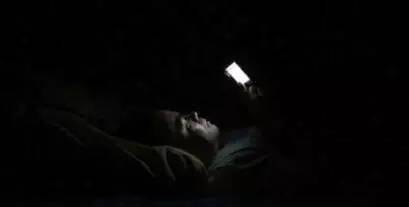 看完以后,你还敢这样躺着玩手机吗?