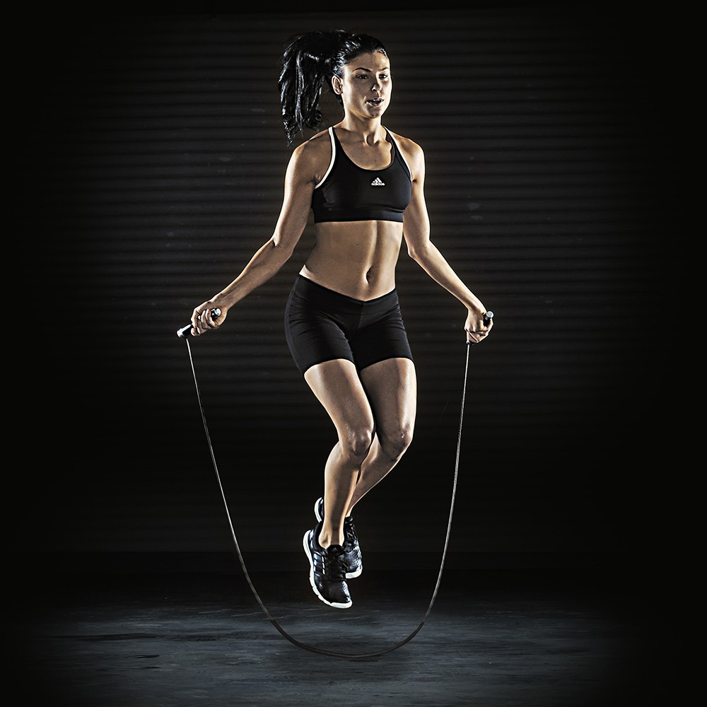 跳绳运动能让你快速瘦身甩脂,但要留意技巧