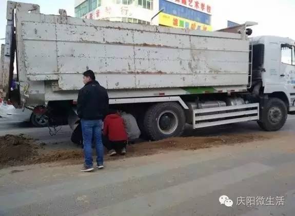 【消息】西峰城区大什字路面被拉土车压塌