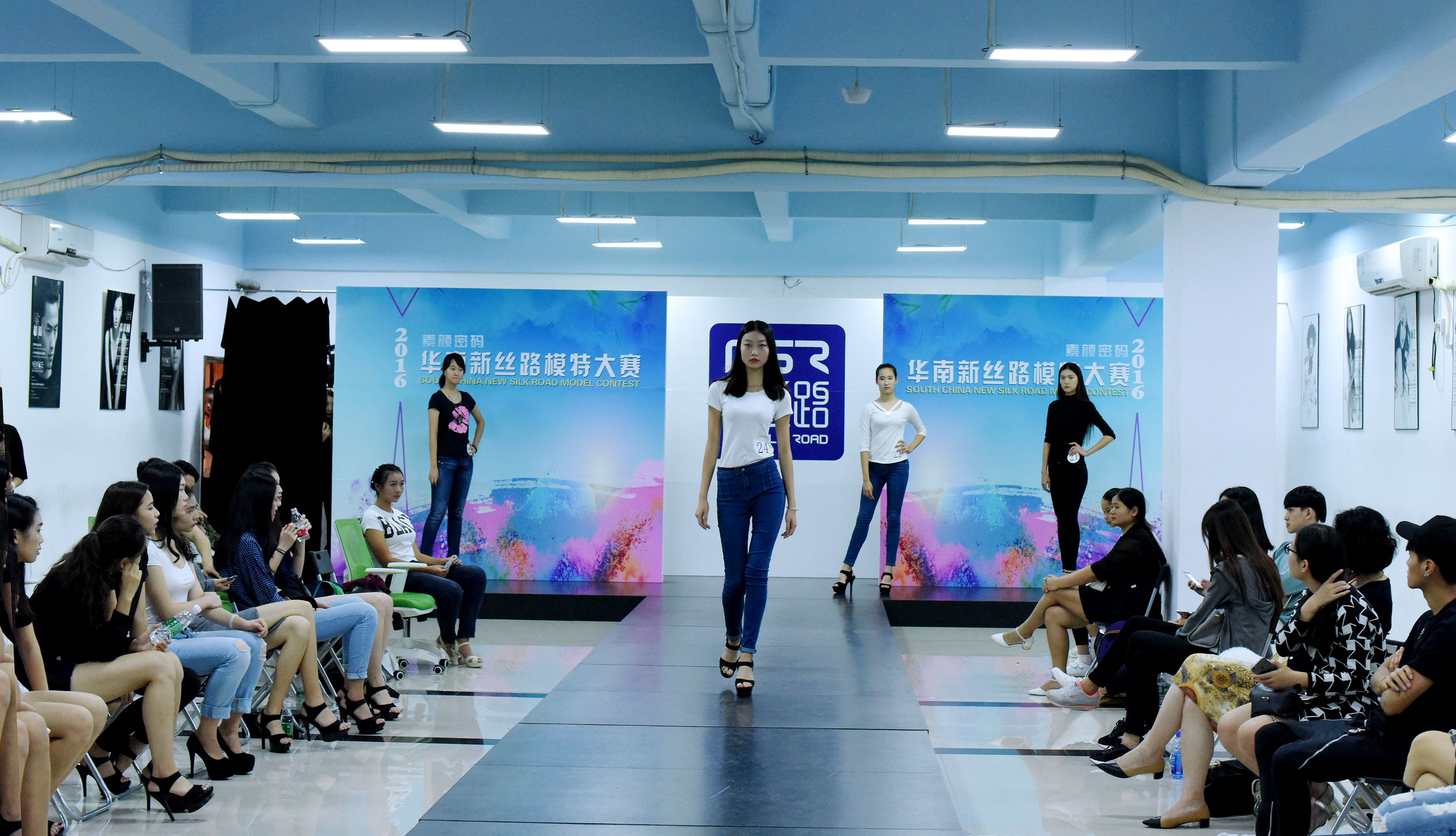寒风中的比基尼大赛！艺飞天成杯模特大赛在北京超级蜂巢拉开帷幕