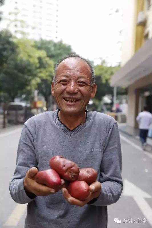 "马大爷忙不迭地又接了另外一个来电,结束一个简短的通话"没有啦