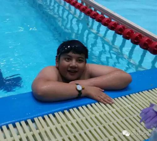 游泳是一辈子的事帮助小小少年继续跃入泳池