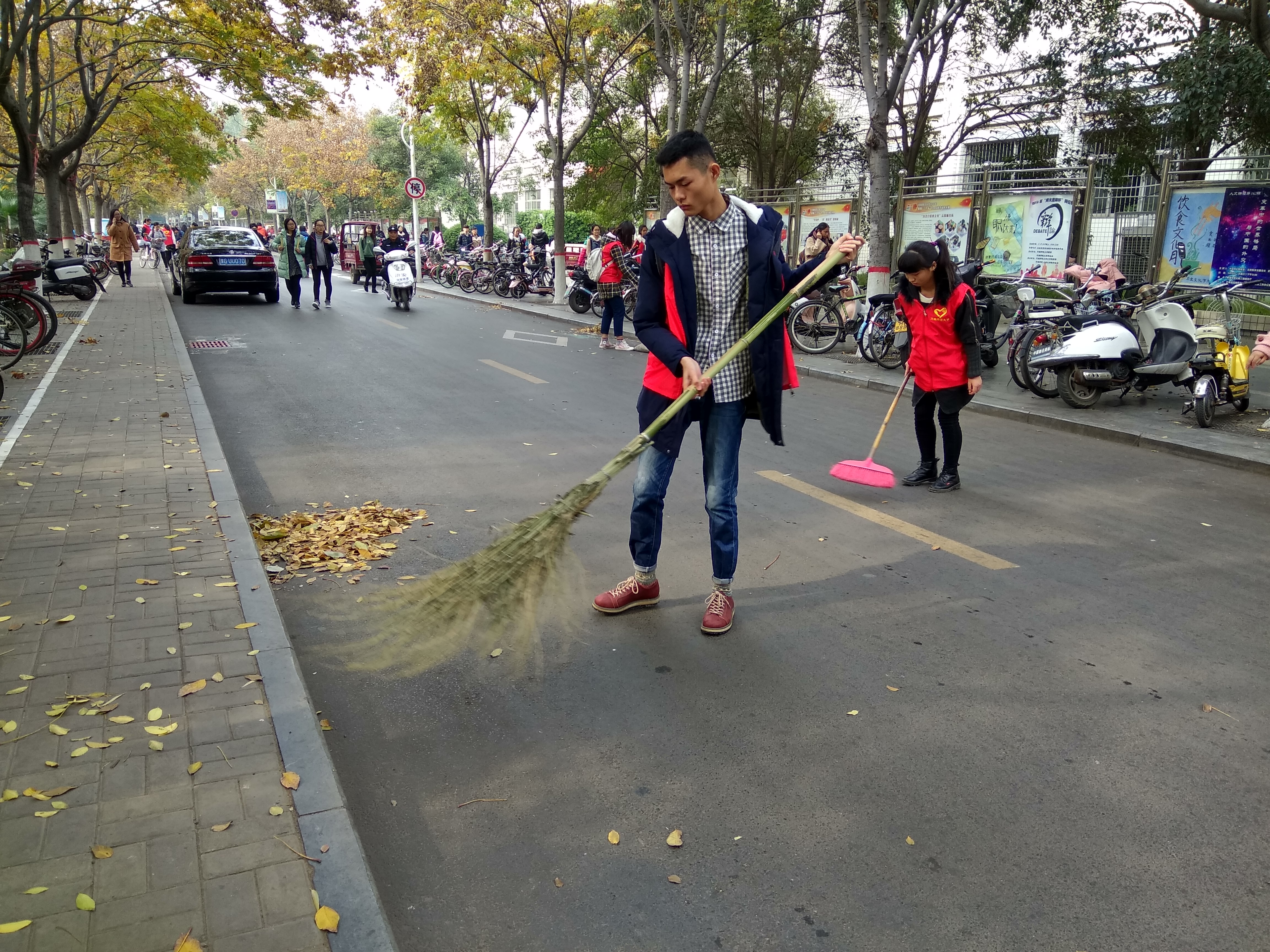 河南师范大学学生积极参与校园清洁志愿服务活