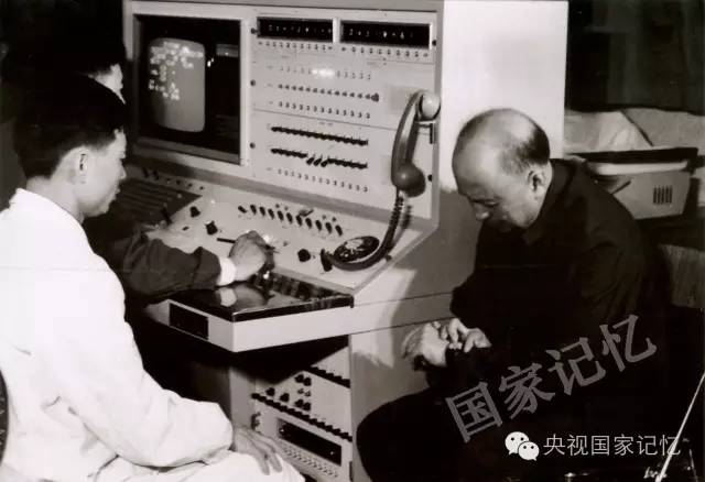 1980年5月18日 "东风5号"洲际导弹发射前,钱学森习惯性地看手表