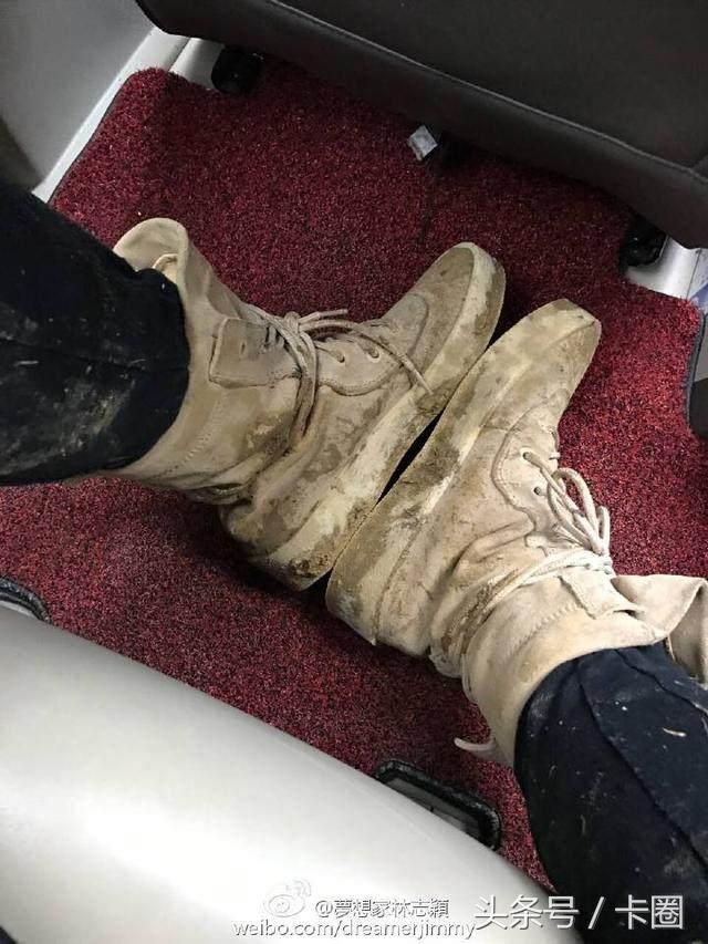 沾满了泥巴的鞋子看上去不知道林志颖干嘛去了,似乎比《爸爸去哪了》