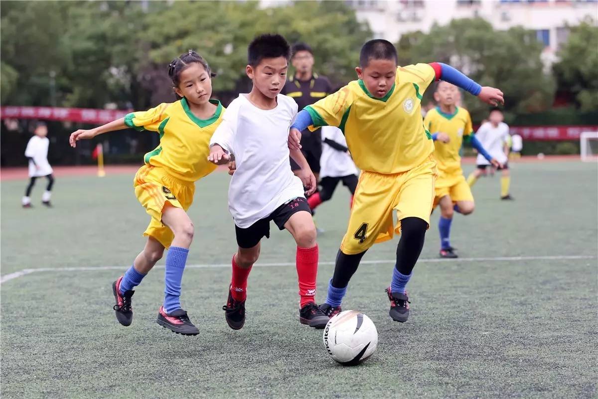 【动态】U9小学生足球赛半决赛:直面挑战不放弃-搜狐体育