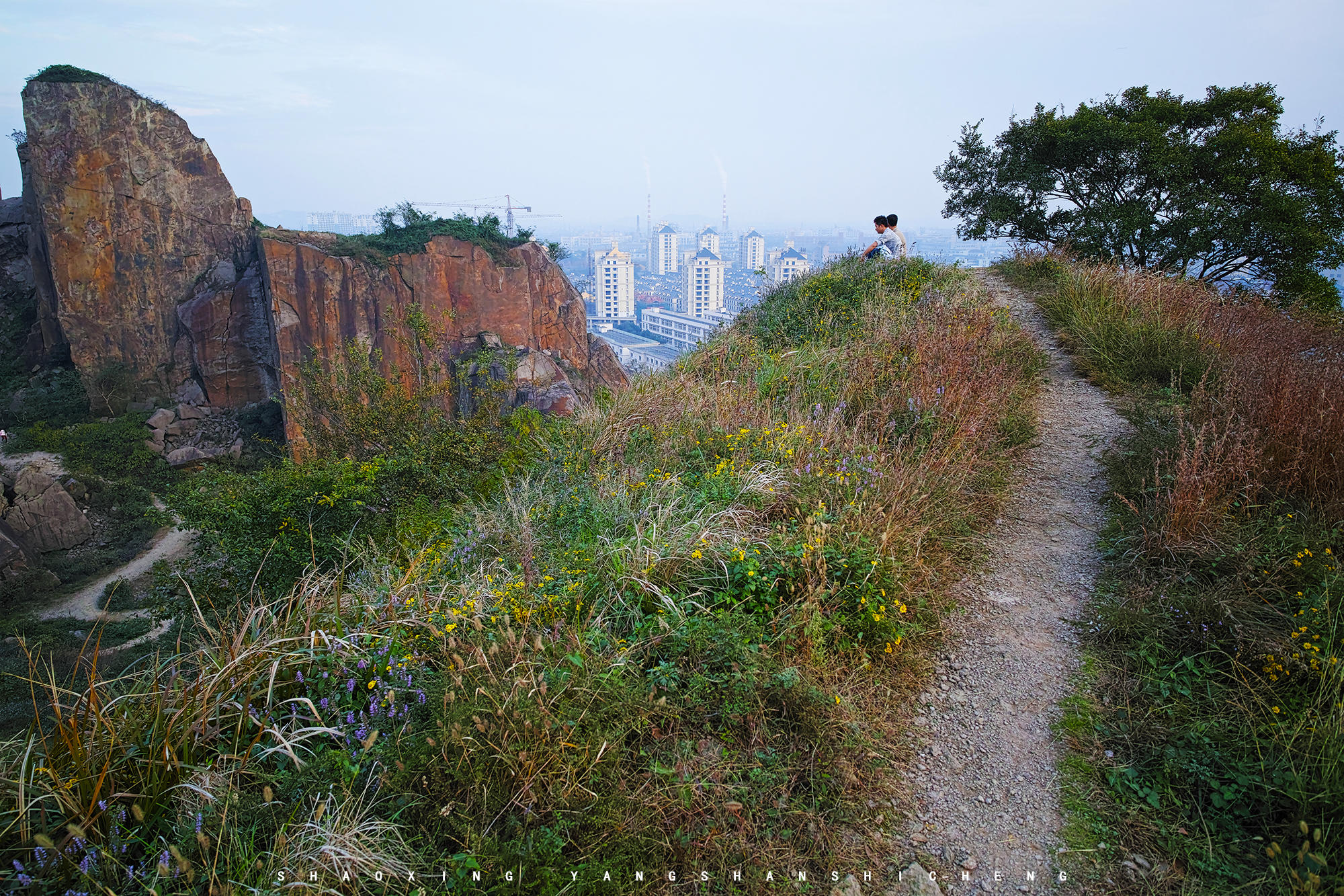 图为绍兴羊山石城内景一部分,远处就是城区