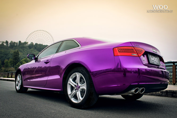 的贴合在这辆奥迪a5的车身上,轮胎和车窗的黑色气氛和车身贴膜的紫色