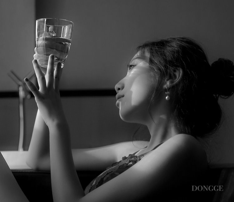 一组性感的照片,一个爱喝酒的女人.