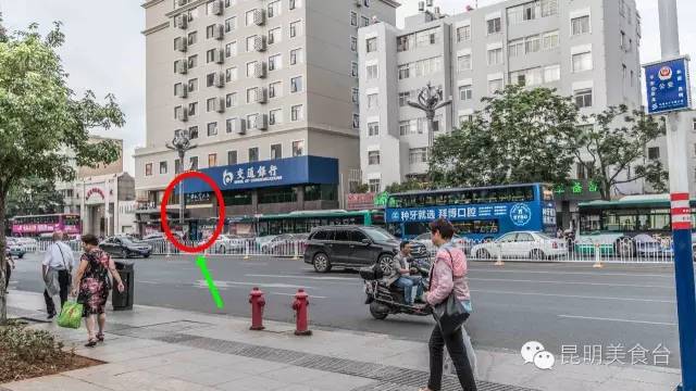 昆明一家让北京路堵瘫的火锅店，光闻闻那股香味就