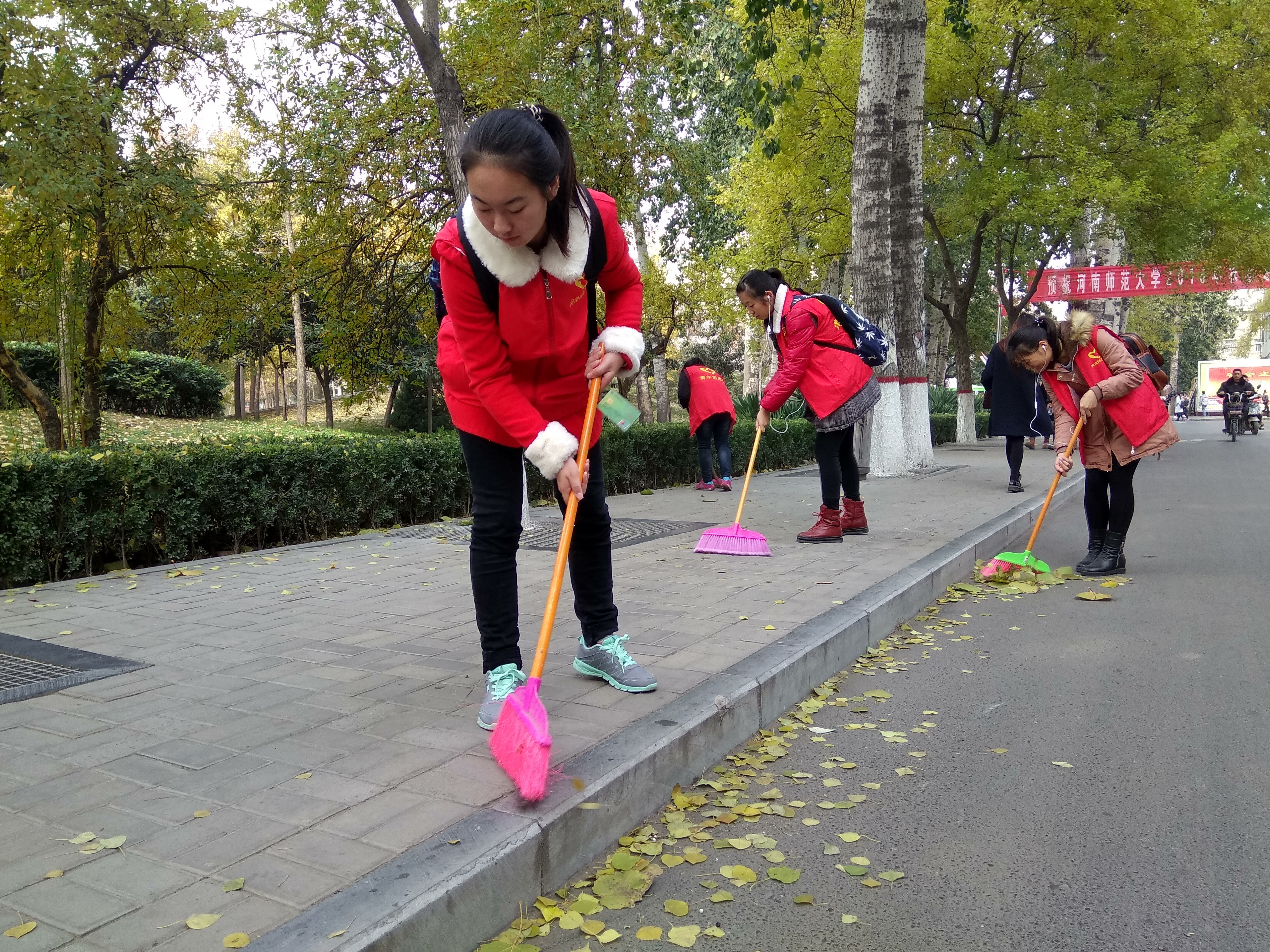 河南师范大学学生积极参与校园清洁志愿服务活