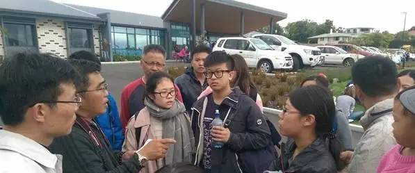 新西兰地震后,被困的外国游客,看着满天中国承