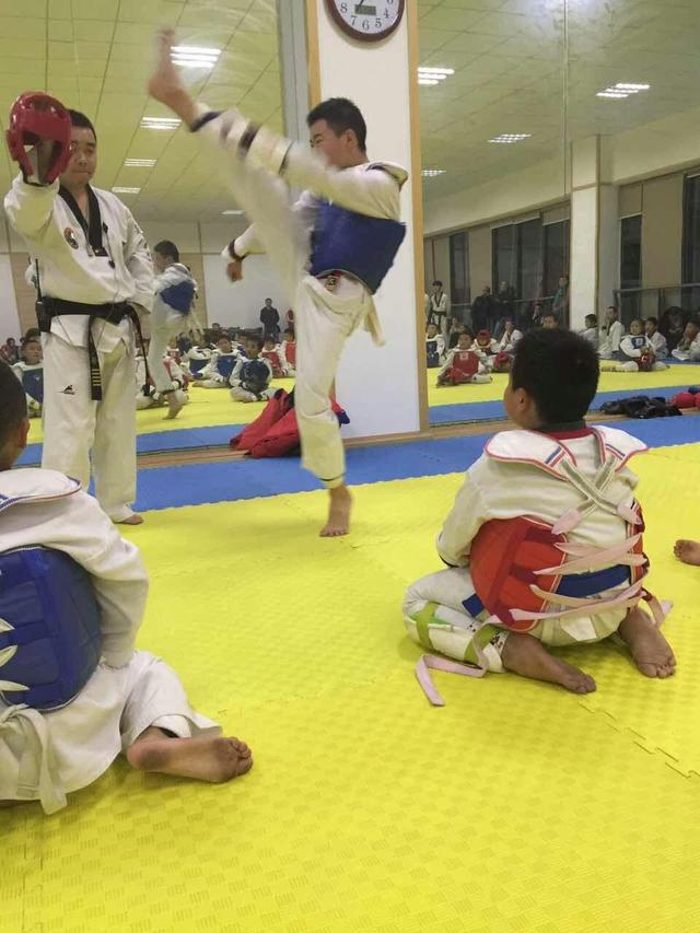 眼看比赛临近,这几天川渝两地的跆拳道少年们也正加紧备战.