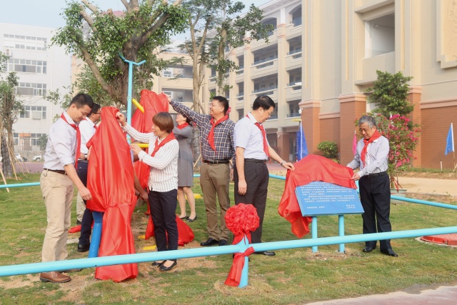 锦里小学任何困难都会被战胜"人心齐,泰山移"寓意着遇到困难,大家齐心