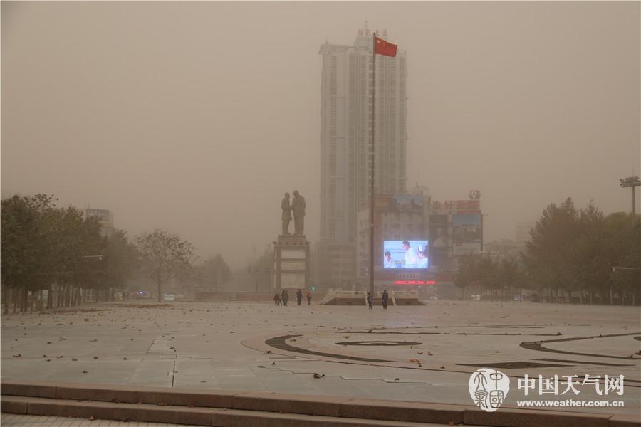 新疆和田现11月罕见沙尘暴天气