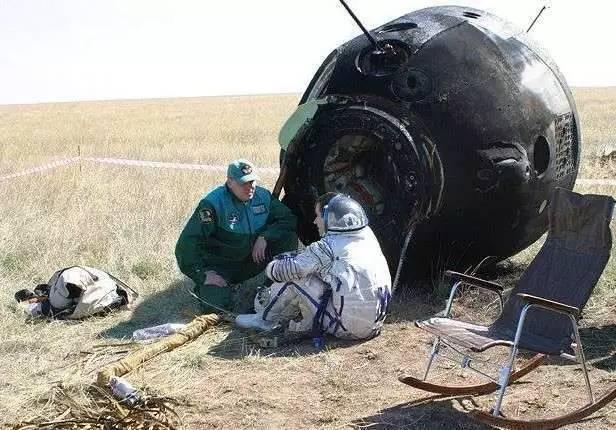 2008年4月19日,俄罗斯"联盟tma-11"飞船载着国际空间站3名宇航员返回