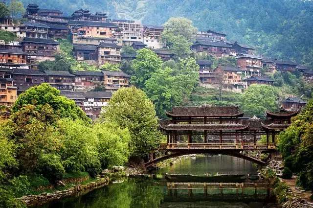 有以凯里,麻江,台江,雷山为代表的苗族风情旅游线