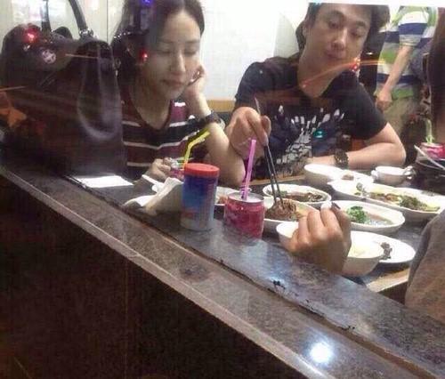 王思聪带女友小餐馆吃饭,看了菜单却被张大了