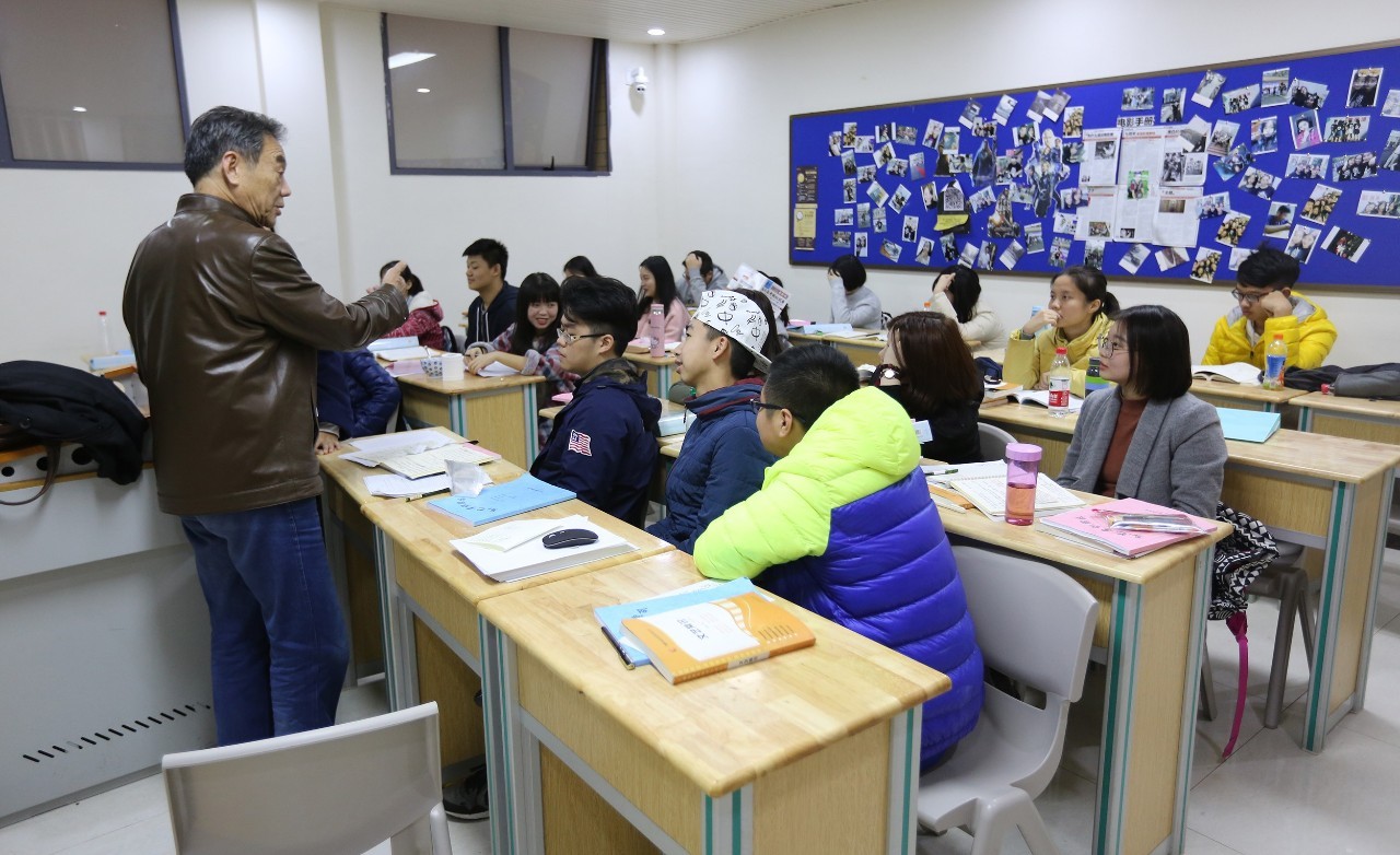 (教室后排的墙板上,贴满了编导班的生活照,记录生活,回味生活,是编导