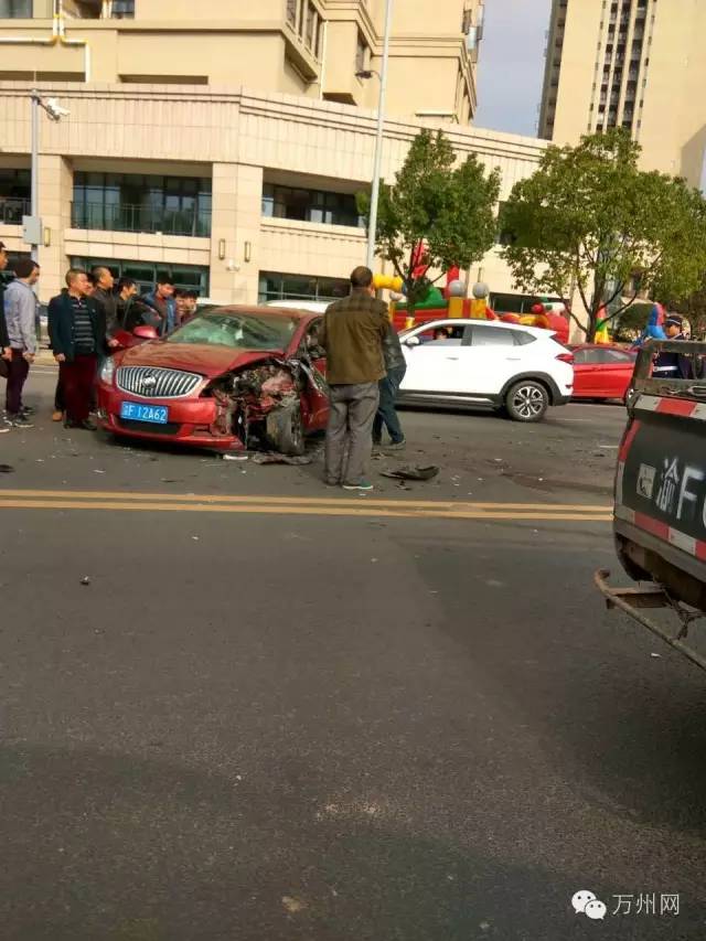 今日万州南滨路发生严重车祸.