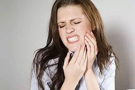 白萝卜有活血化瘀,消肿止痛的功效,可以有效缓解牙痛症状