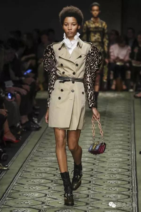 Burberry 2017春夏成衣:雌雄同体的宫廷军装