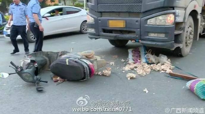 电驴撞上大货车,南宁一女子当场死亡