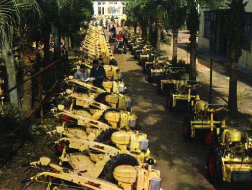 新会农业机械厂生产的手扶拖拉机即将调往农村.