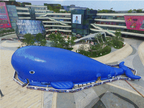 39米大蓝鲸吃下百万海洋球空降黄石万达广场