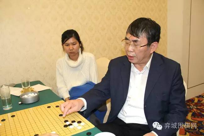 围棋    进入中盘时,李赫打入上方白阵后轻松出头,至75黑在右边大飞