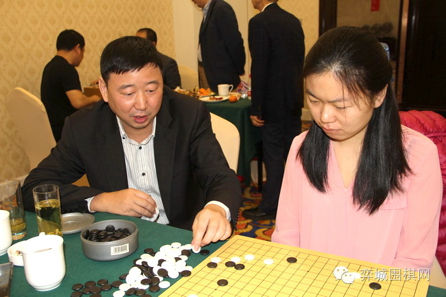 围棋    进入中盘时,李赫打入上方白阵后轻松出头,至75黑在右边大飞