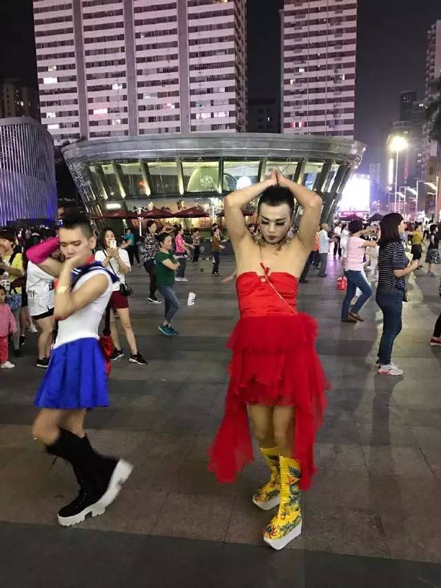 网红西红士和嫦娥姐姐跳广场舞,相比蛇精男刘
