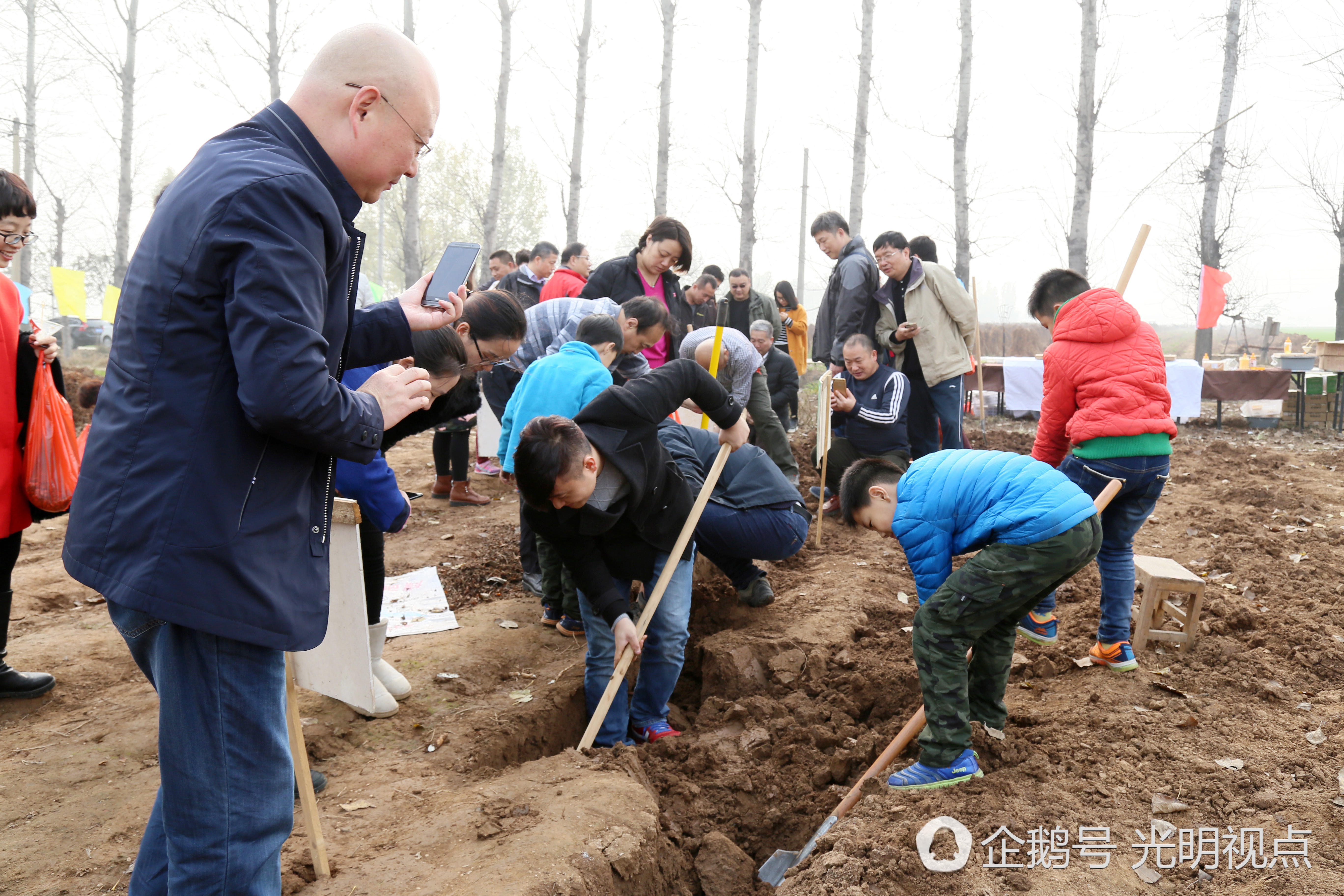 图为知名时评人乔志峰在进行现场直播.