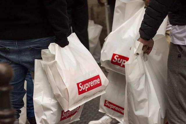 我用16个supreme塑料袋,做了1件大家都想抢的风衣.