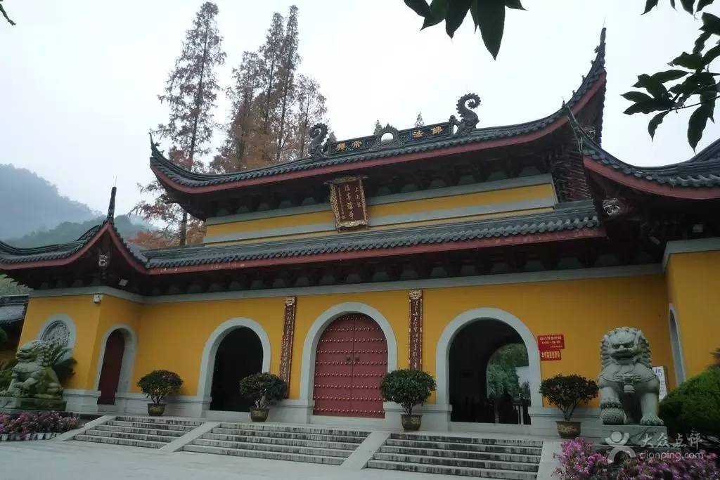 万寿禅寺▽飞楼涌殿压山坡,晨钟暮鼓尺龙眠.