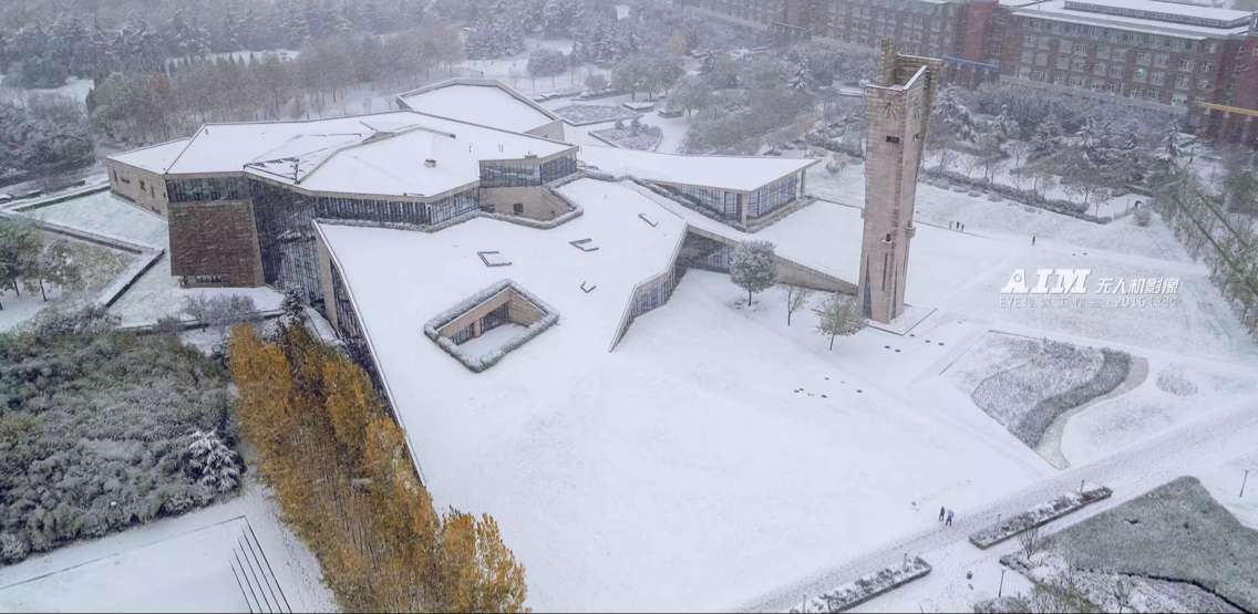 无人机航拍校园第一场雪景 美醉了