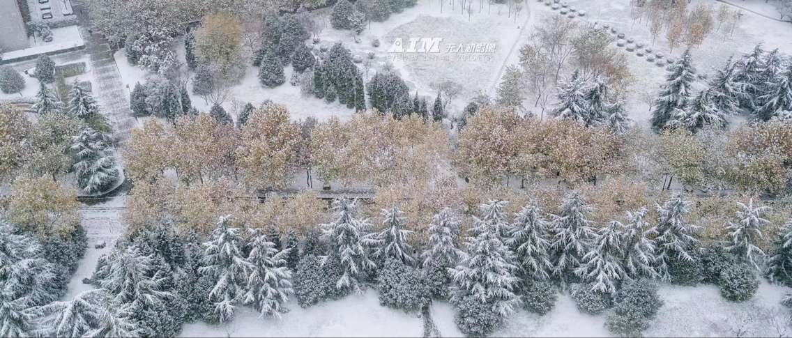 无人机航拍校园第一场雪景 美醉了