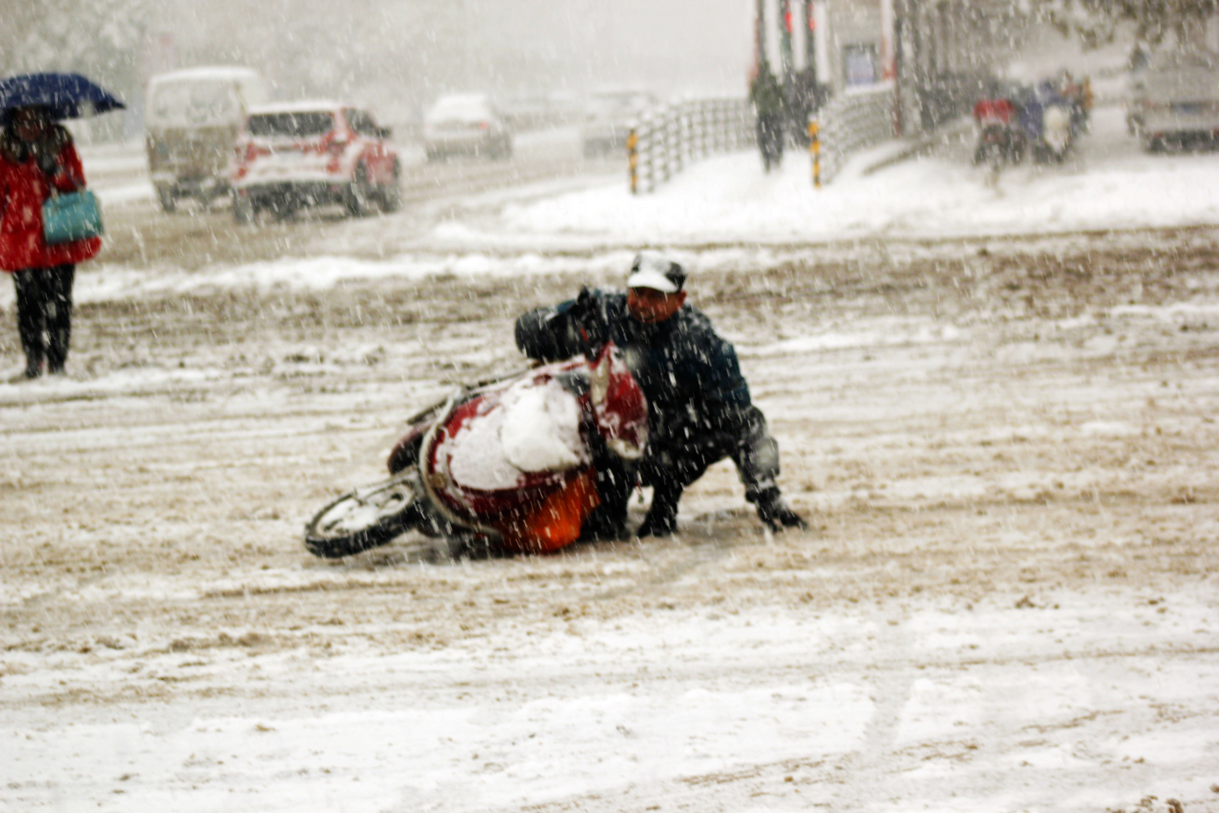 小编特别提醒路上行人,雨雪天气,道路难行,注意交通安全.