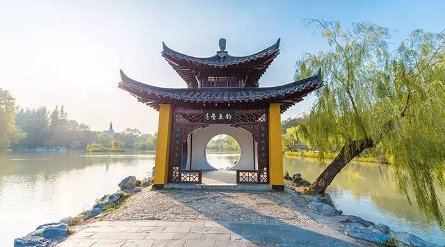 瘦西湖的标志性建筑之一啊,中国以"钓鱼台"命名的景点非常多,但扬州的