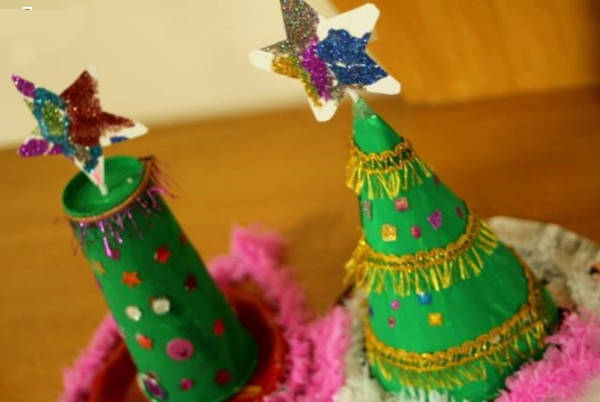儿童手工制作圣诞树小装饰需要准备的材料 长筒的纸杯 卡纸