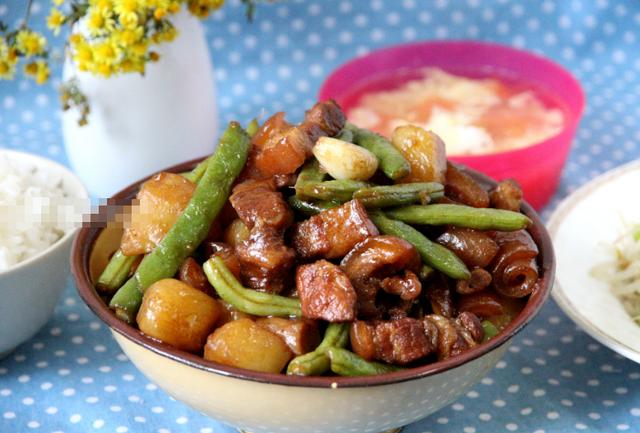 土豆豆角红烧肉酱汁浓郁配着饭吃别提多好吃了