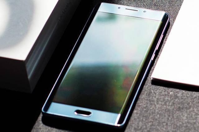 小米Note2冰川银实拍!国产手机也可以如此惊艳!