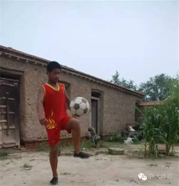 14个农村娃穿布鞋踢球 燃起中国男足新希望
