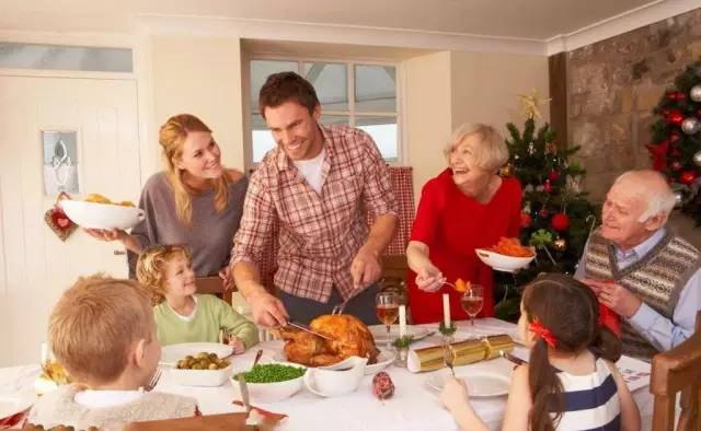 是美国人一年中最重要的家庭聚餐,餐桌上还有南瓜饼,红薯,玉米,酸果酱